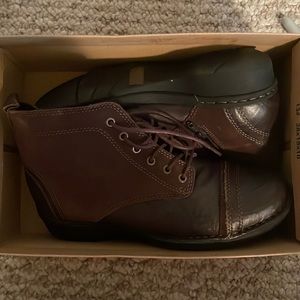1️⃣0️⃣ pair of brown ankle zip up boots from Clark’s